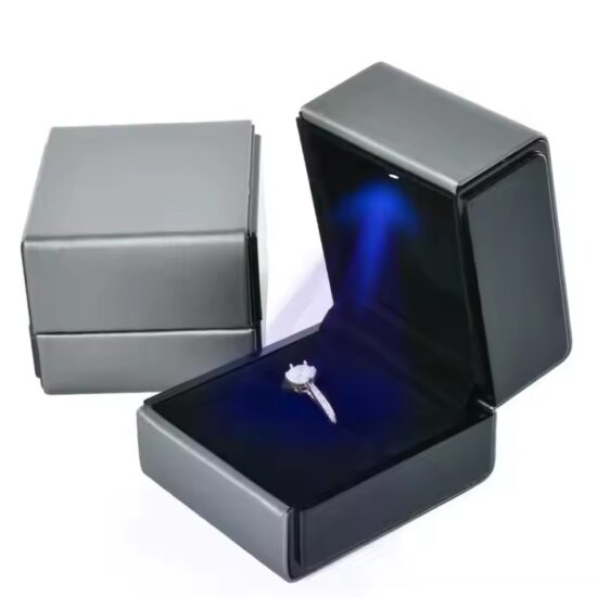 Creative Vintage Leather Jewelry Box with Retro Style Design