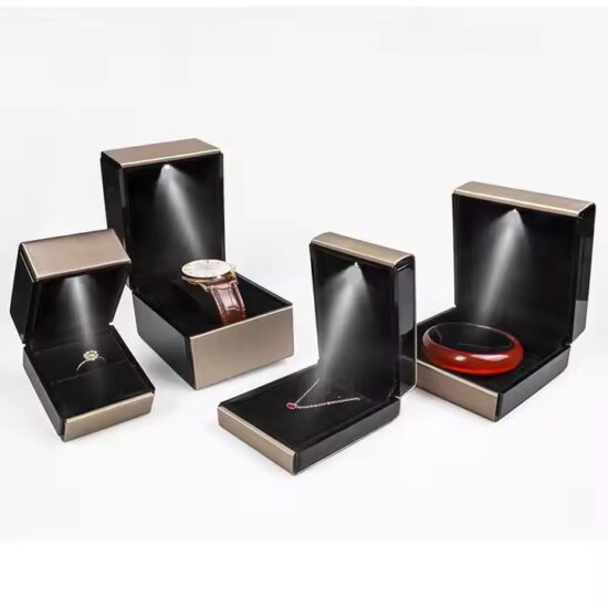 Creative Vintage Leather Jewelry Box with Retro Style Design