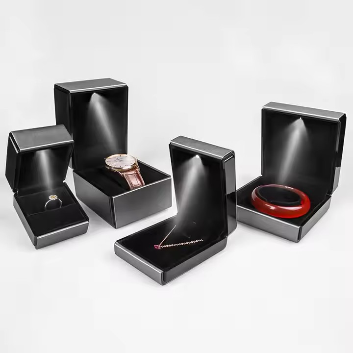 Creative Vintage Leather Jewelry Box with Retro Style Design