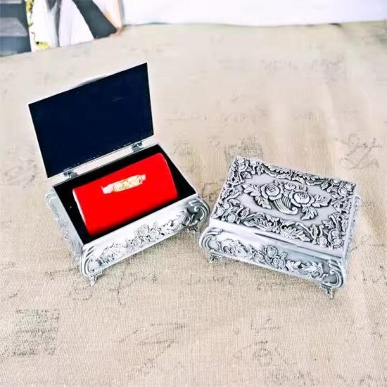 Creative Metal Jewelry Box for Gifting and Decorative Display