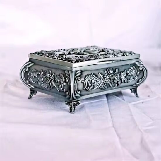 Creative Metal Jewelry Box for Gifting and Decorative Display