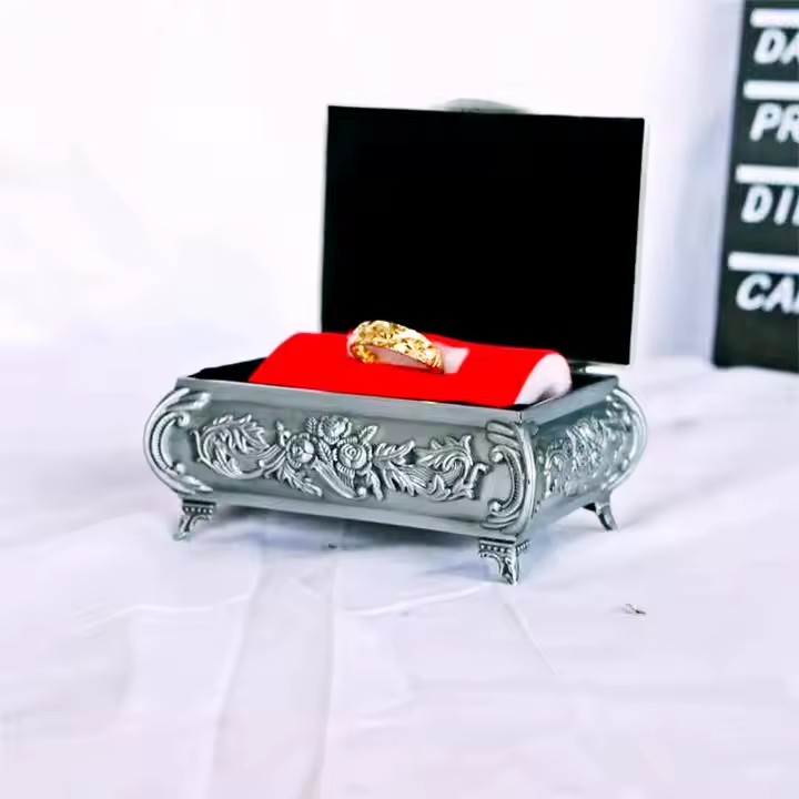 Creative Metal Jewelry Box for Gifting and Decorative Display
