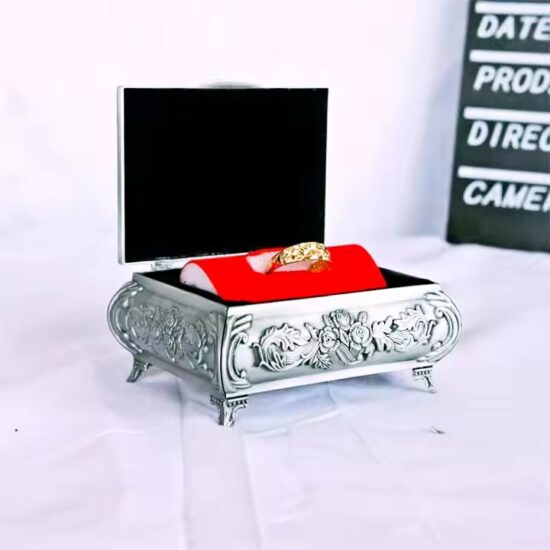 Creative Metal Jewelry Box for Gifting and Decorative Display