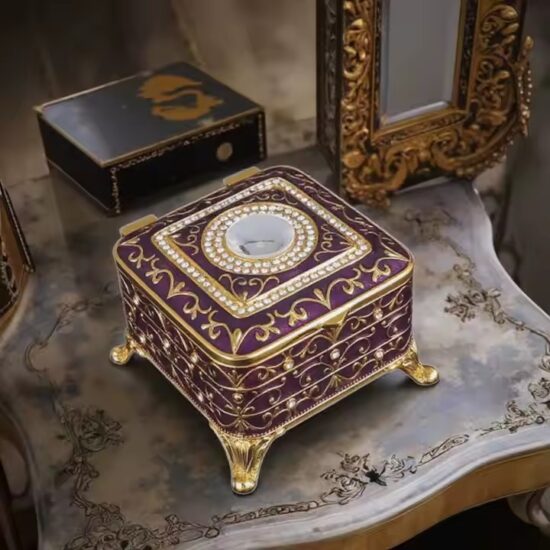 Creative Luxury Vintage Metal Jewelry Box with Engraved Lid