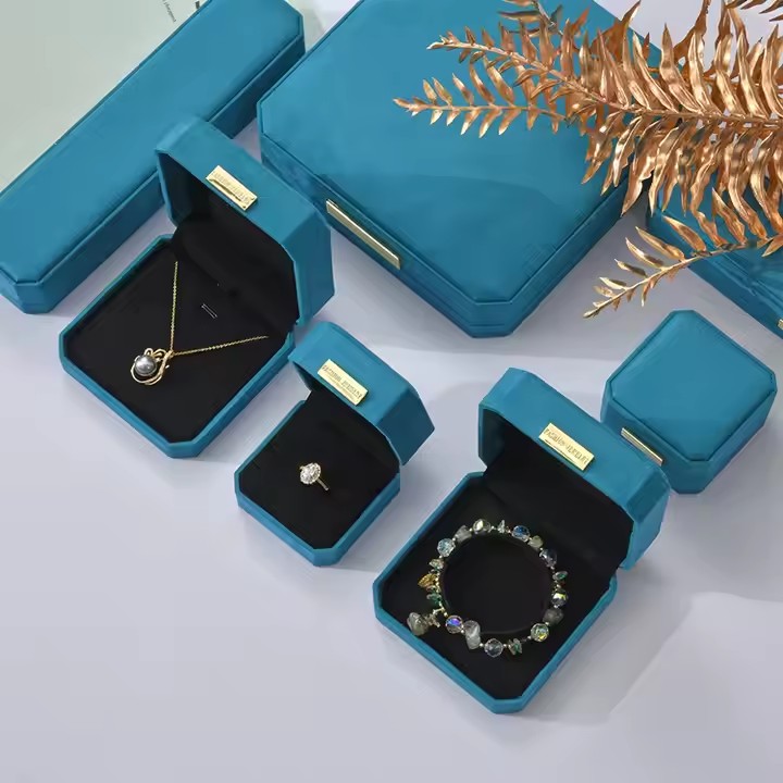 High-end portable velvet jewelry box with logo and ring organizer