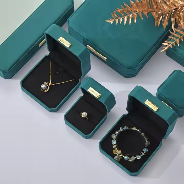 High-end portable velvet jewelry box with logo and ring organizer