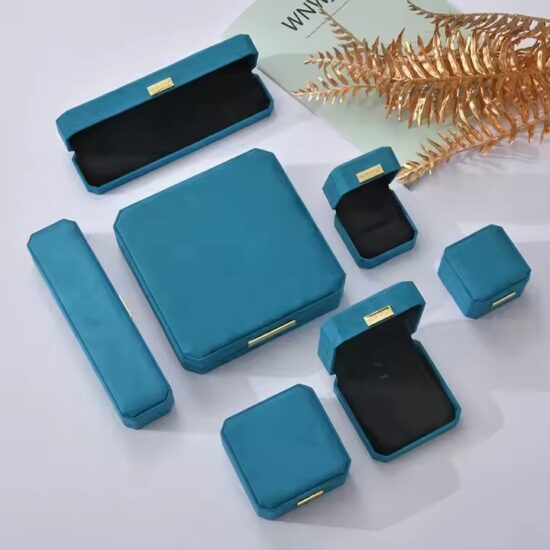 High-end portable velvet jewelry box with logo and ring organizer