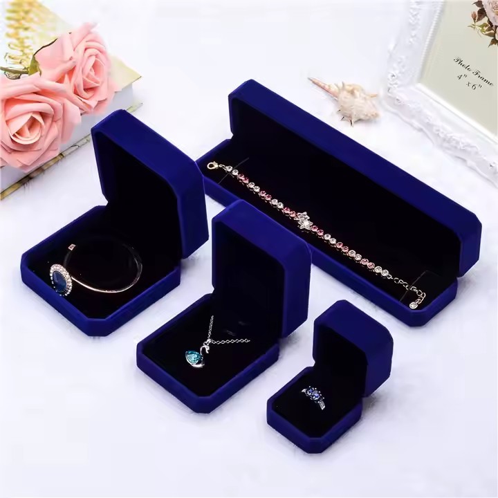 Bestselling luxury velvet jewelry gift box with custom logo