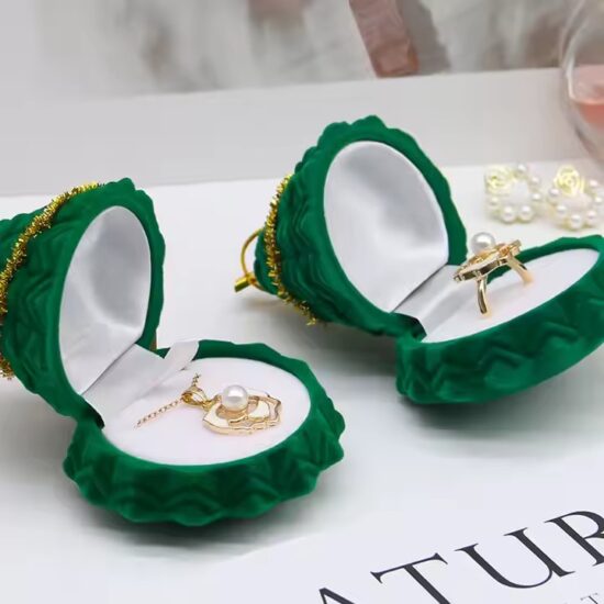 Christmas velvet jewelry box for rings and holiday gifts

