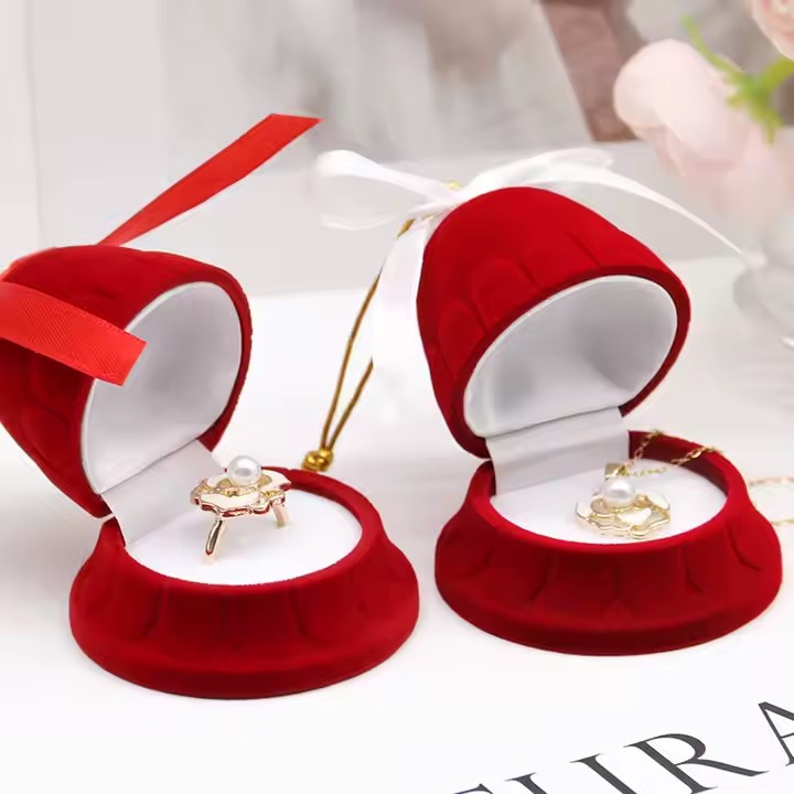 Christmas velvet jewelry box for rings and holiday gifts