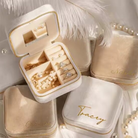 Square velvet travel jewelry box with zipper and ring organizer