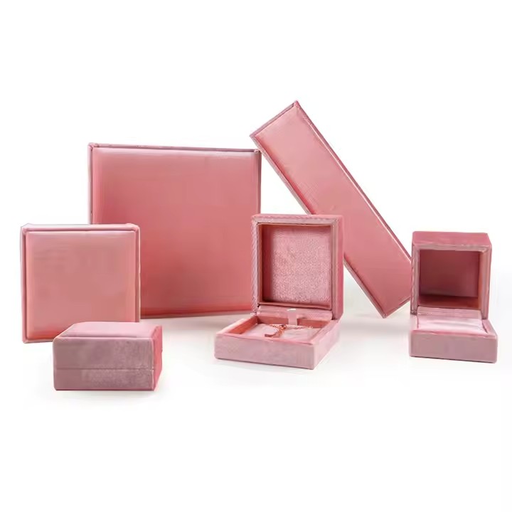 Fashionable velvet jewelry box with custom logo and elegant interior