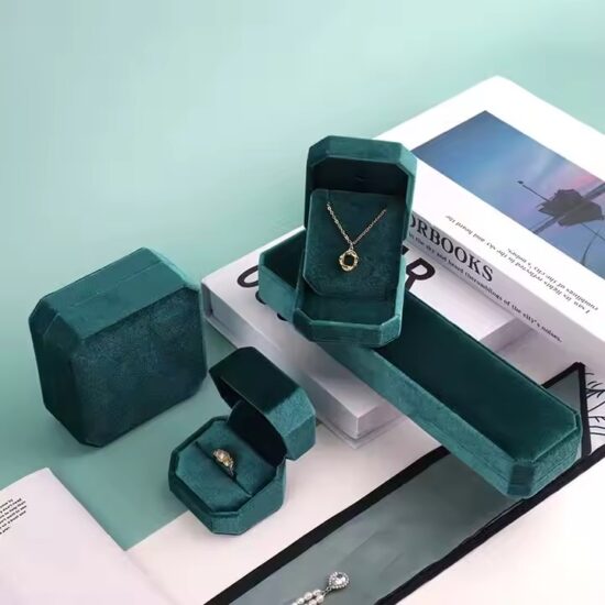 High-end velvet jewelry box for rings with custom logo and premium finish