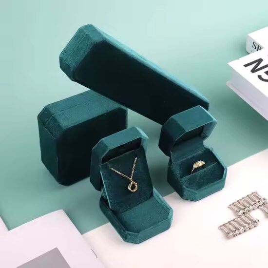 High-end velvet jewelry box for rings with custom logo and premium finish