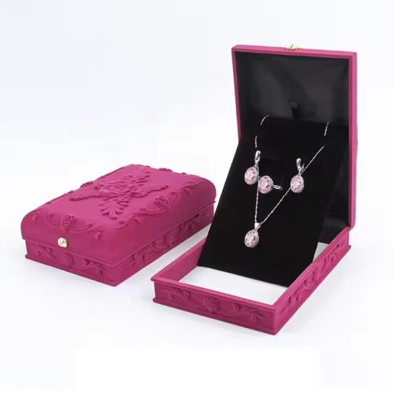 High-end velvet jewelry box for rings with custom logo and premium finish