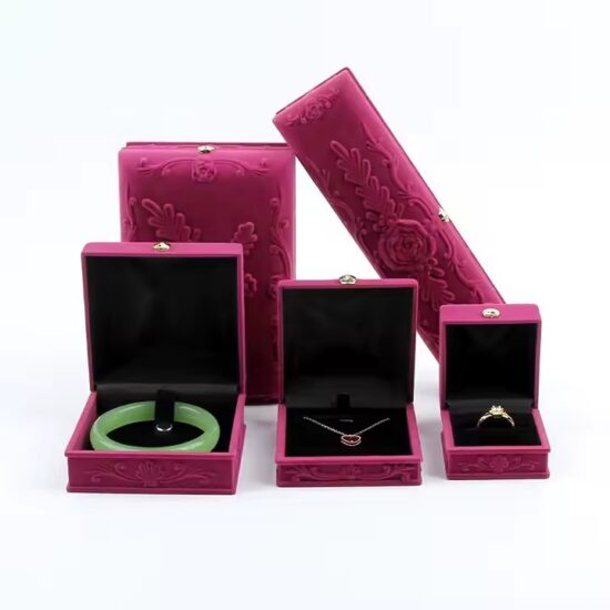 High-end velvet jewelry box for rings with custom logo and premium finish